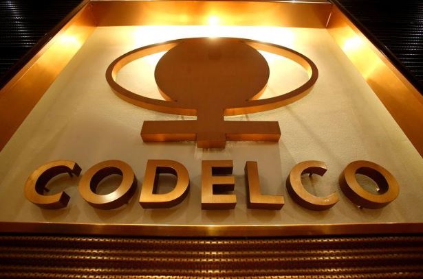 شعار عملاق النحاس التشيلي كوديلكو على مقر الشركة في وسط سانتياجو في صورة من أرشيف رويترز.